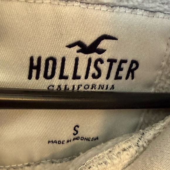 Hollister Sweatshirt Hoodie with Black Logo - Picture 2 of 5